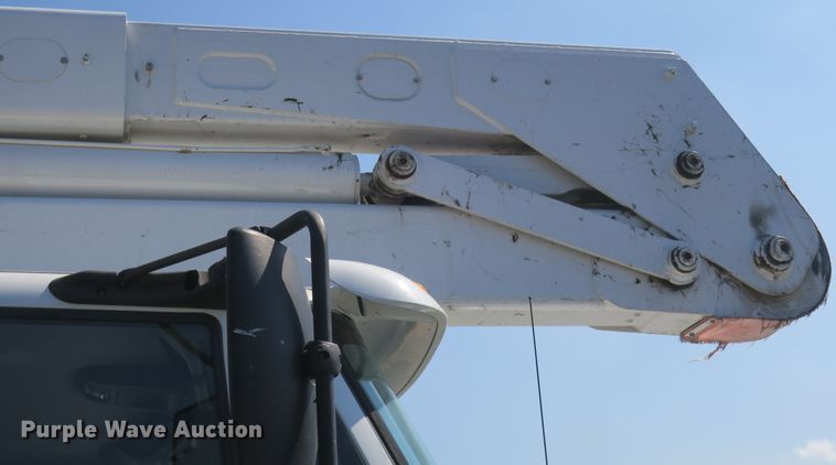 image for item DB10199 2005 International 7400 bucket truck