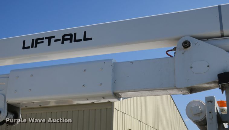 image for item DB10199 2005 International 7400 bucket truck