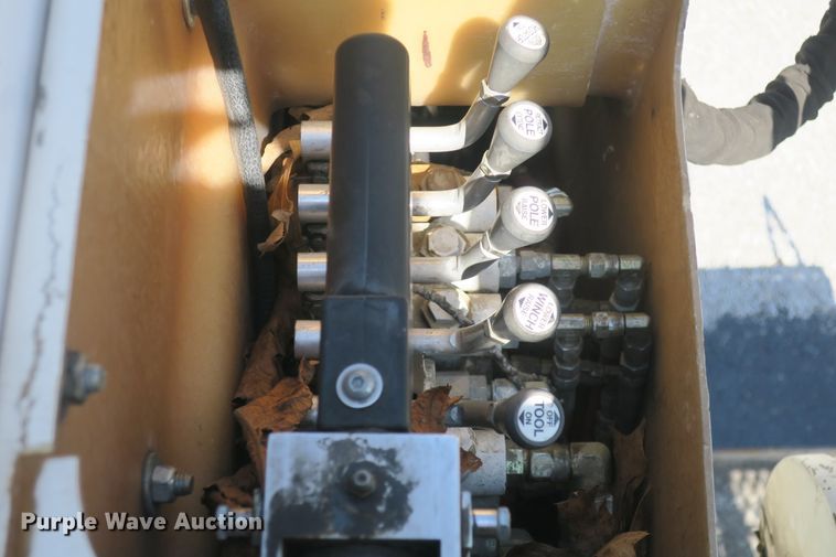 image for item DB10199 2005 International 7400 bucket truck