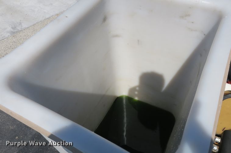 image for item DB10199 2005 International 7400 bucket truck