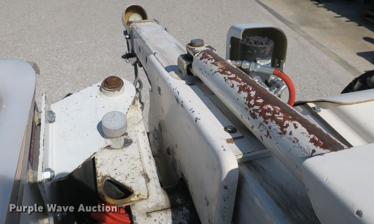 image for item DB10199 2005 International 7400 bucket truck