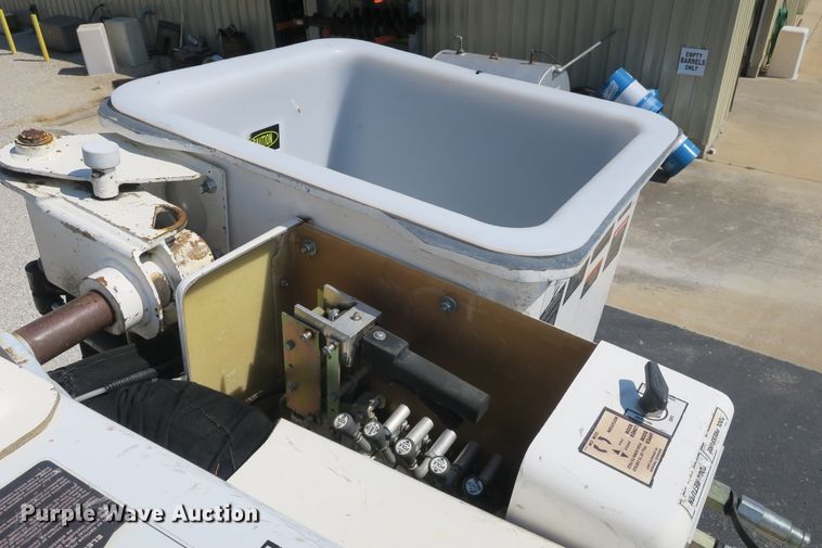 image for item DB10199 2005 International 7400 bucket truck