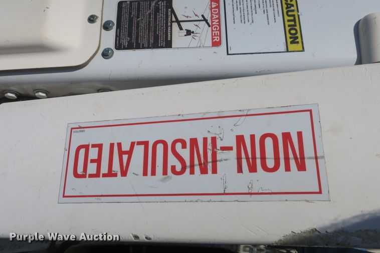 image for item DB10199 2005 International 7400 bucket truck