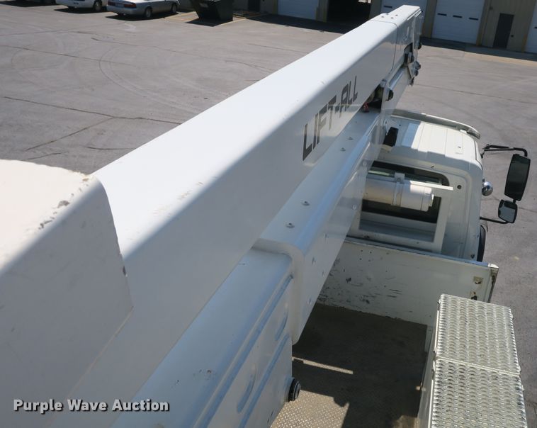 image for item DB10199 2005 International 7400 bucket truck