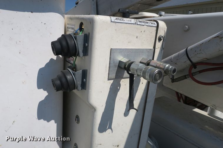 image for item DB10199 2005 International 7400 bucket truck