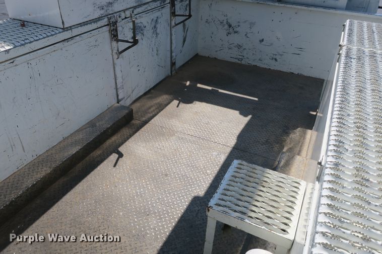 image for item DB10199 2005 International 7400 bucket truck