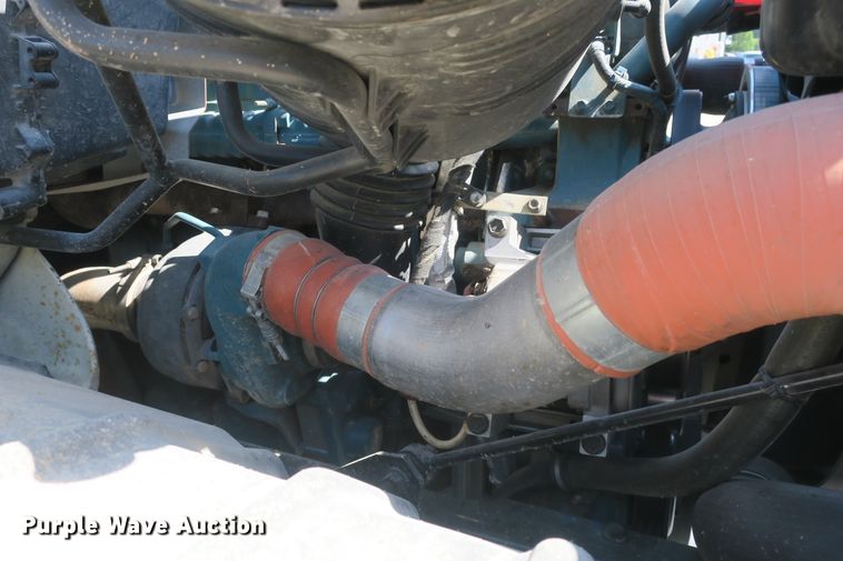 image for item DB10199 2005 International 7400 bucket truck