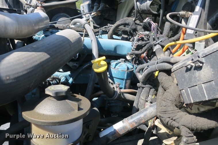 image for item DB10199 2005 International 7400 bucket truck