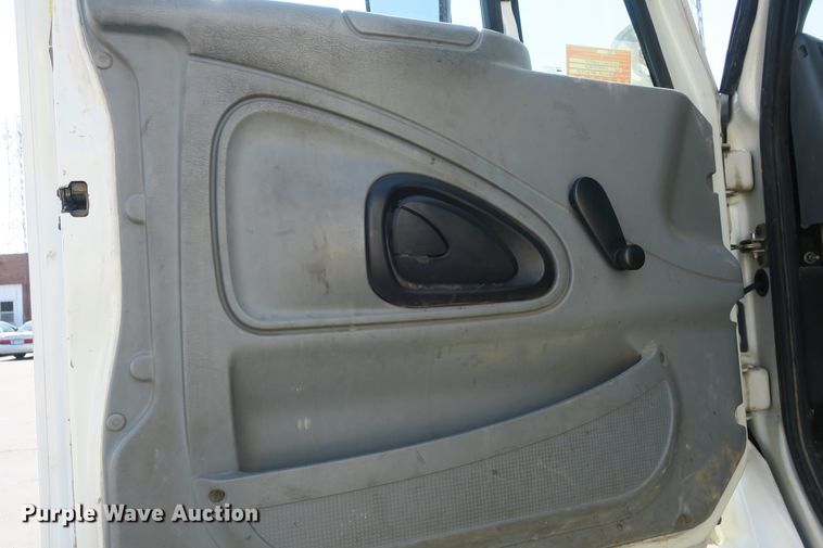 image for item DB10199 2005 International 7400 bucket truck