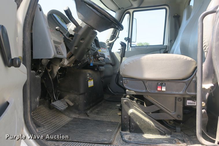 image for item DB10199 2005 International 7400 bucket truck