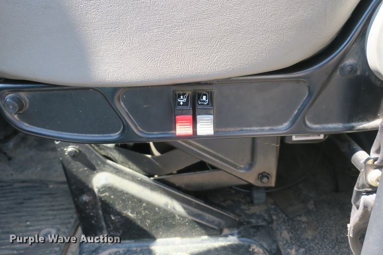 image for item DB10199 2005 International 7400 bucket truck