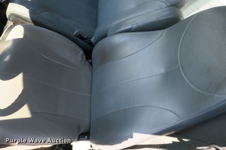 image for item DB10199 2005 International 7400 bucket truck