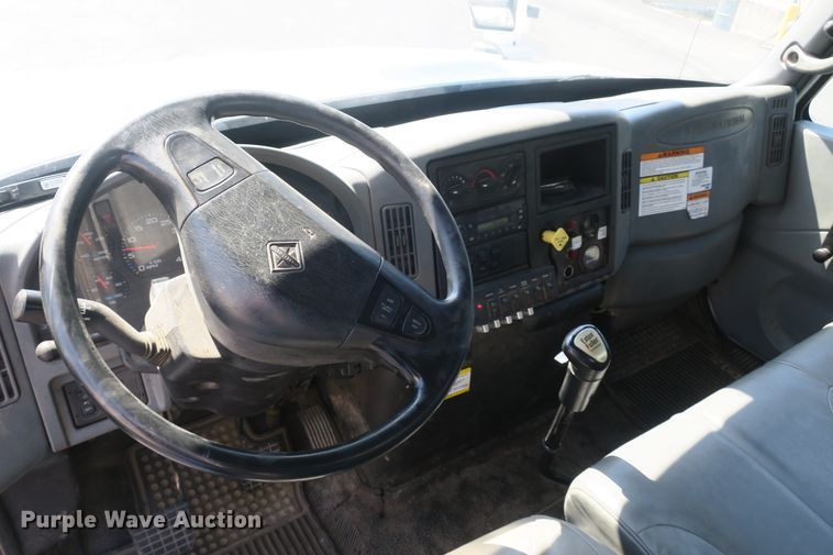 image for item DB10199 2005 International 7400 bucket truck