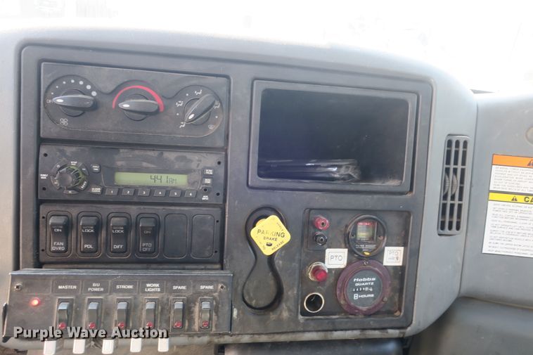 image for item DB10199 2005 International 7400 bucket truck