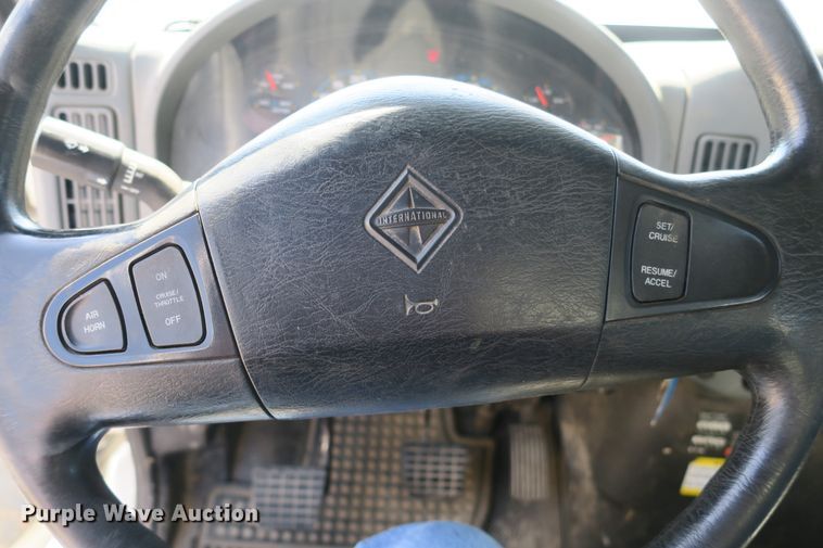 image for item DB10199 2005 International 7400 bucket truck