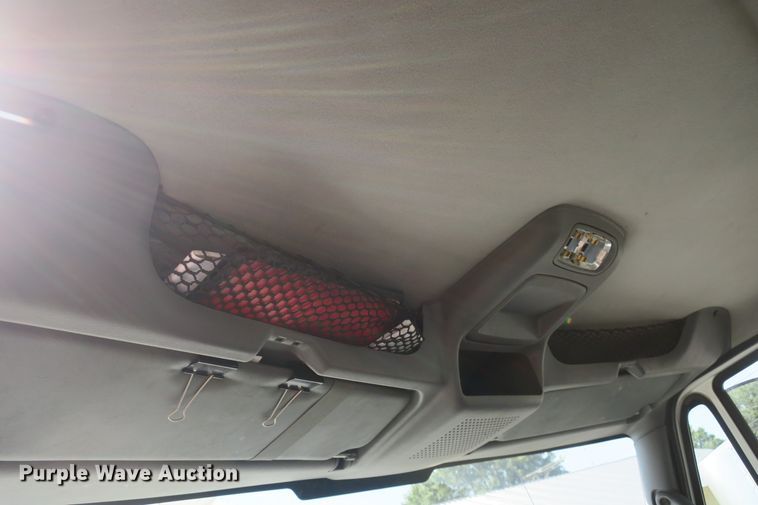 image for item DB10199 2005 International 7400 bucket truck