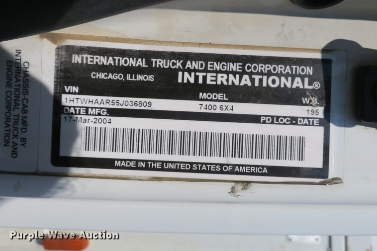 image for item DB10199 2005 International 7400 bucket truck