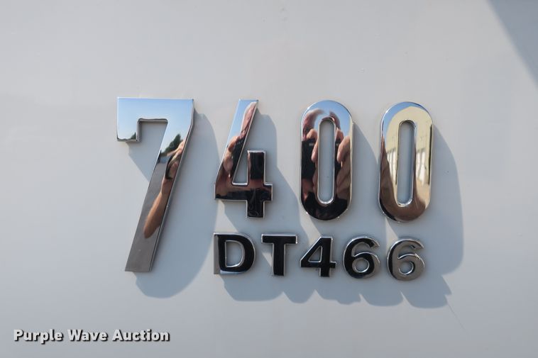 image for item DB10199 2005 International 7400 bucket truck