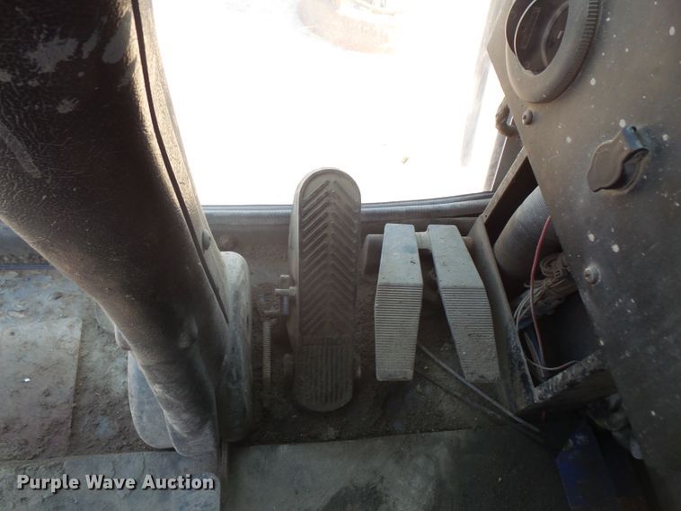 image for item DE2395 2005 Fuchs MHL 331 rubber tire excavator