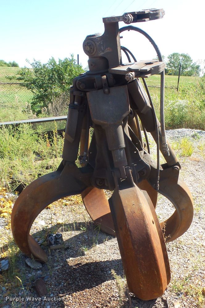 image for item DE2395 2005 Fuchs MHL 331 rubber tire excavator