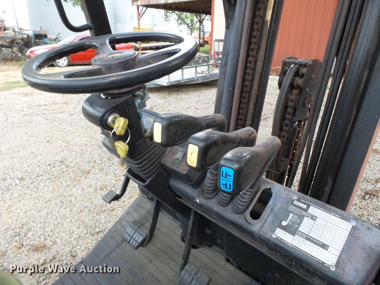 image for item DE7986 Clark CGC25 forklift