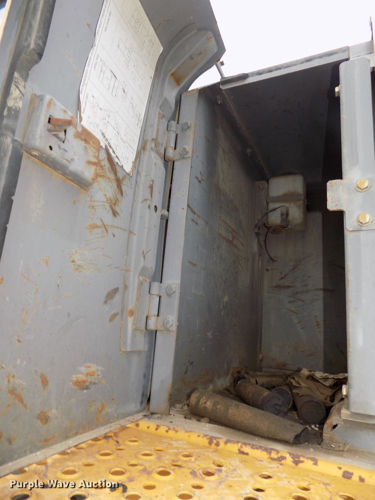 image for item DG2435 2003 John Deere 450C LC excavator