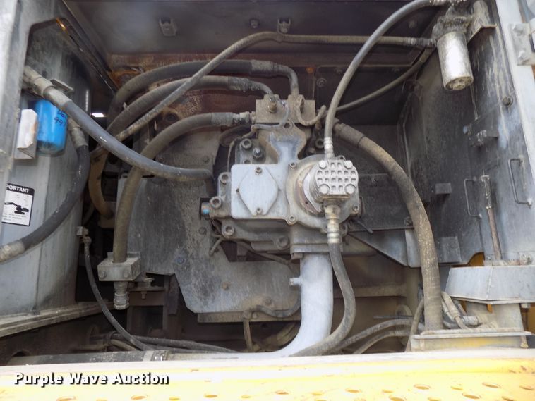 image for item DG2435 2003 John Deere 450C LC excavator