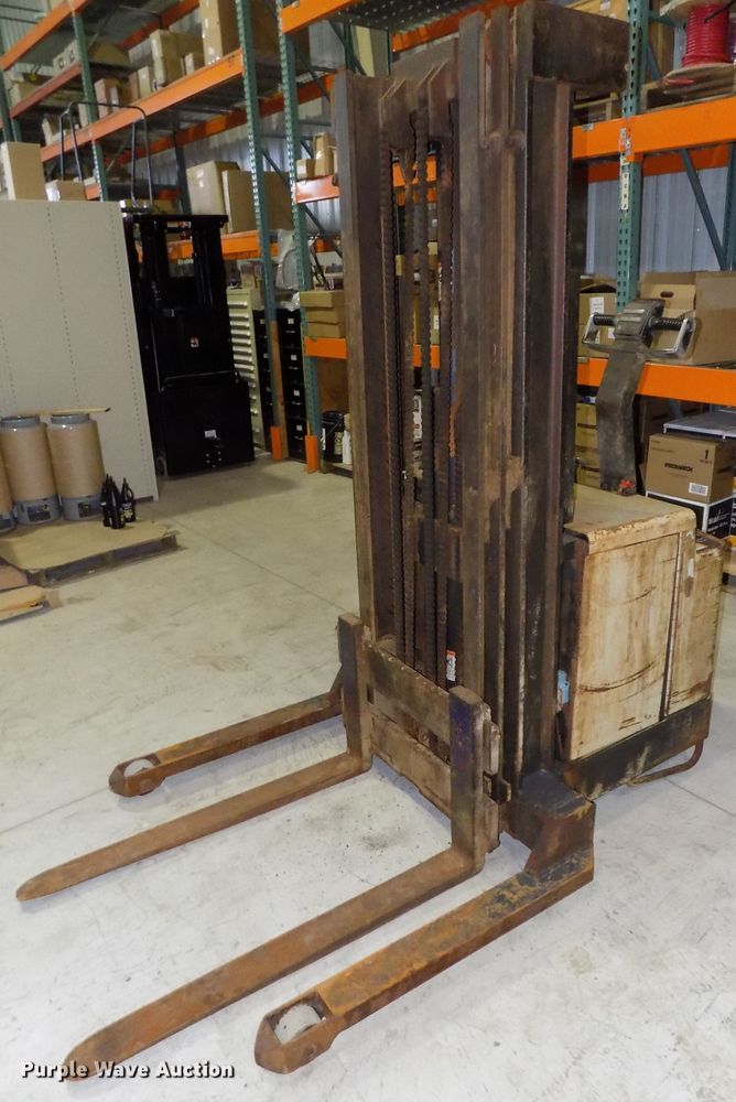 image for item DG2455 Crown 30WTT-S forklift