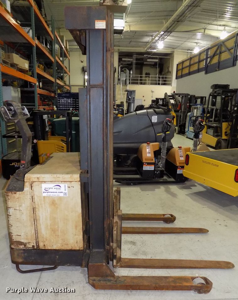 image for item DG2455 Crown 30WTT-S forklift