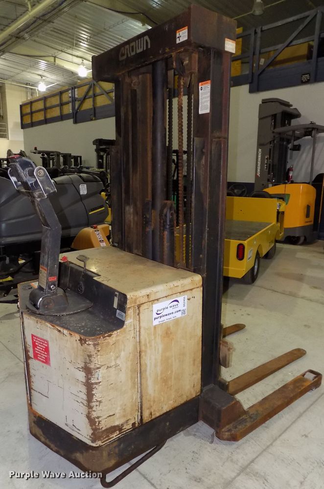 image for item DG2455 Crown 30WTT-S forklift