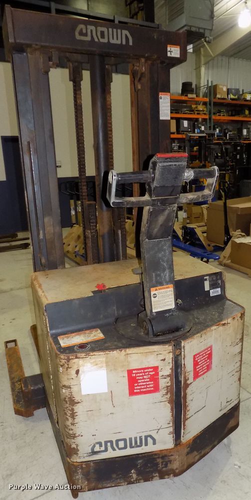 image for item DG2455 Crown 30WTT-S forklift