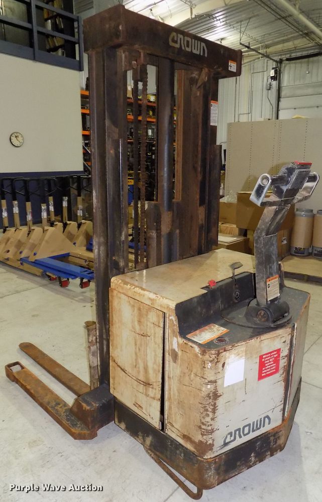 image for item DG2455 Crown 30WTT-S forklift