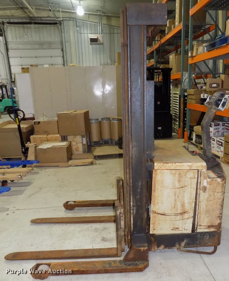 image for item DG2455 Crown 30WTT-S forklift