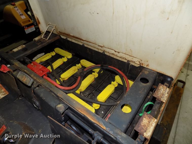 image for item DG2455 Crown 30WTT-S forklift