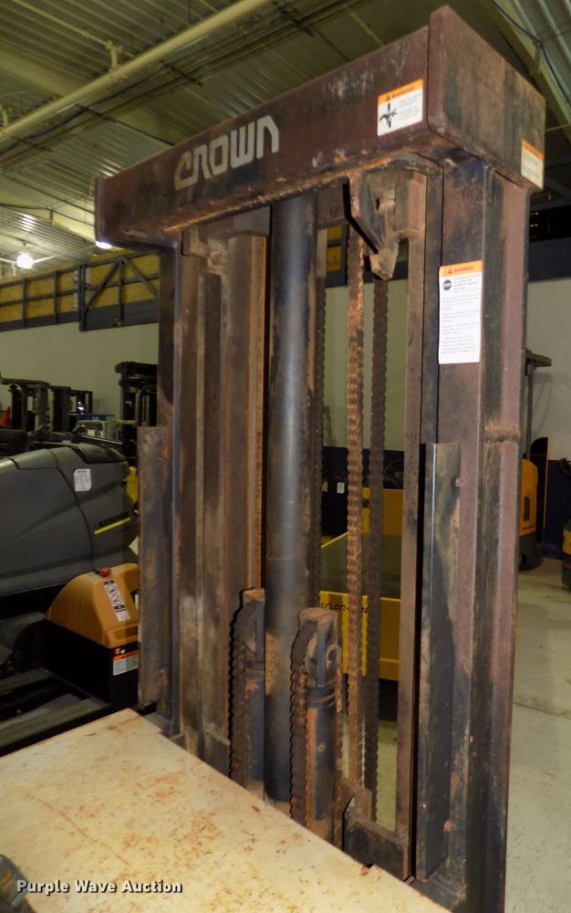 image for item DG2455 Crown 30WTT-S forklift