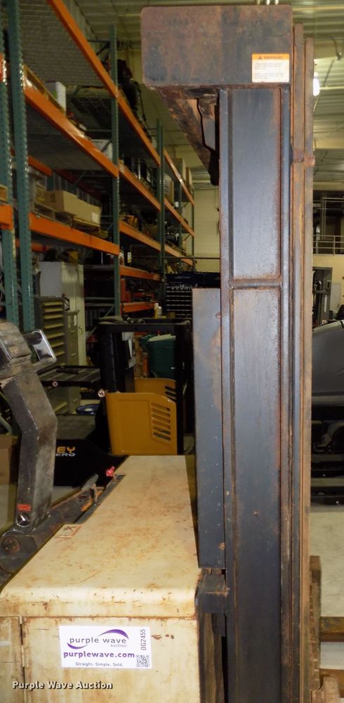 image for item DG2455 Crown 30WTT-S forklift