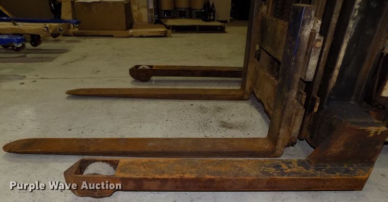 image for item DG2455 Crown 30WTT-S forklift