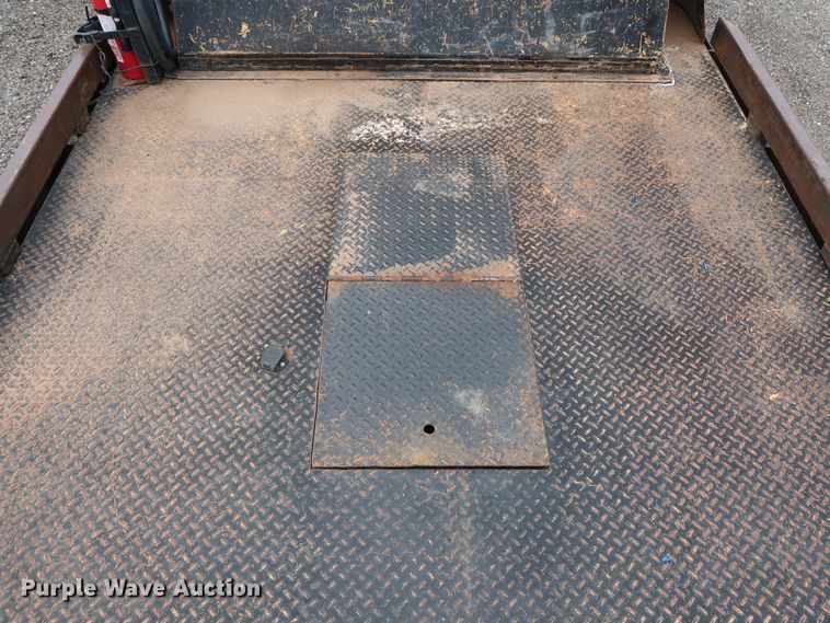 image for item DG4108 2004 International 4300 Crew Cab flatbed truck