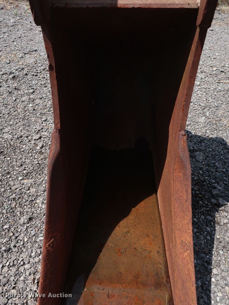 image for item DG4122 Geith 12"W backhoe bucket