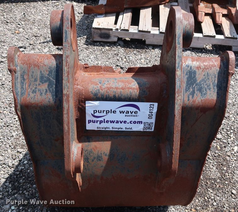 image for item DG4123 Caterpillar 24"W backhoe bucket