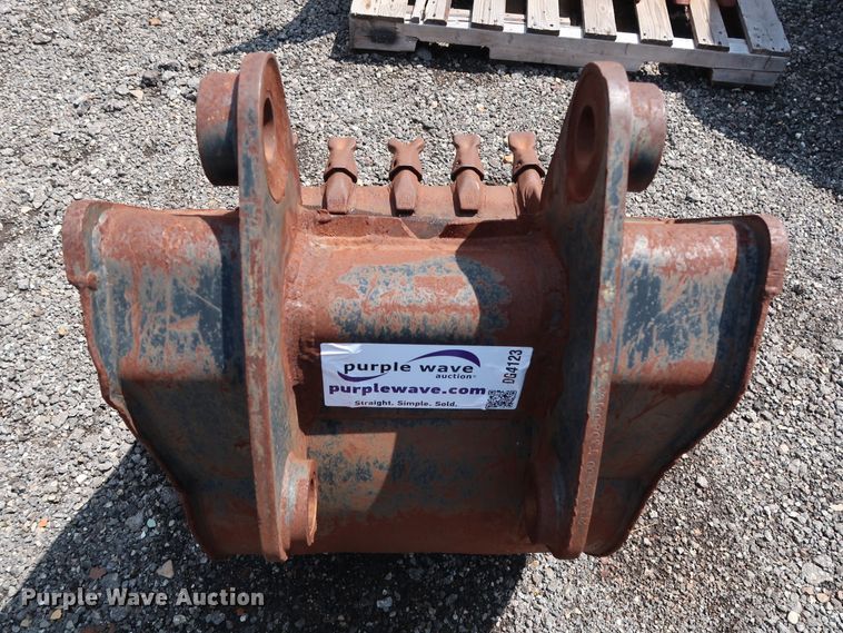 image for item DG4123 Caterpillar 24"W backhoe bucket