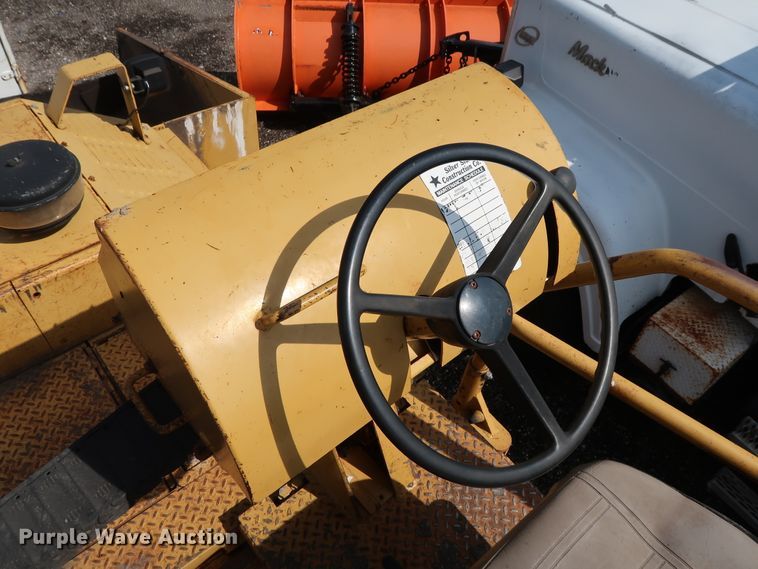 image for item DG4132 2000 Caterpillar AP-650B paver