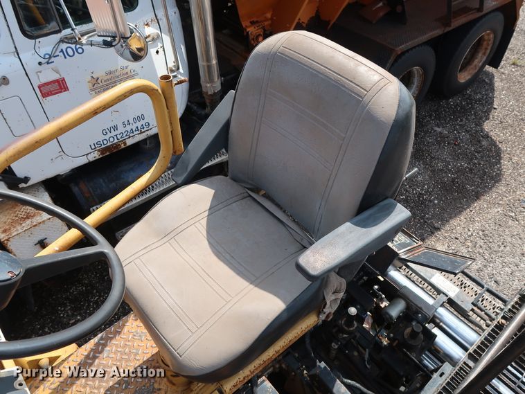 image for item DG4132 2000 Caterpillar AP-650B paver