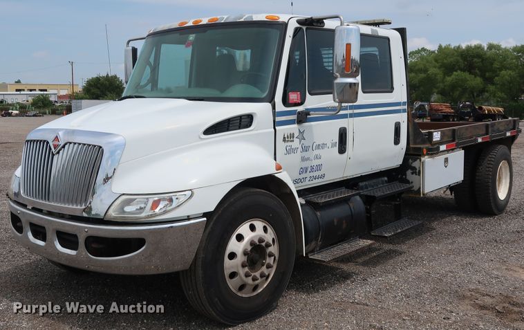 image for item DG4133 2003 International 4400 Crew Cab flatbed truck