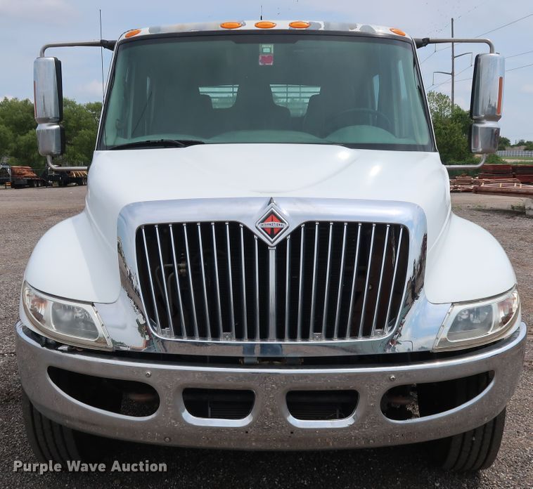 image for item DG4133 2003 International 4400 Crew Cab flatbed truck