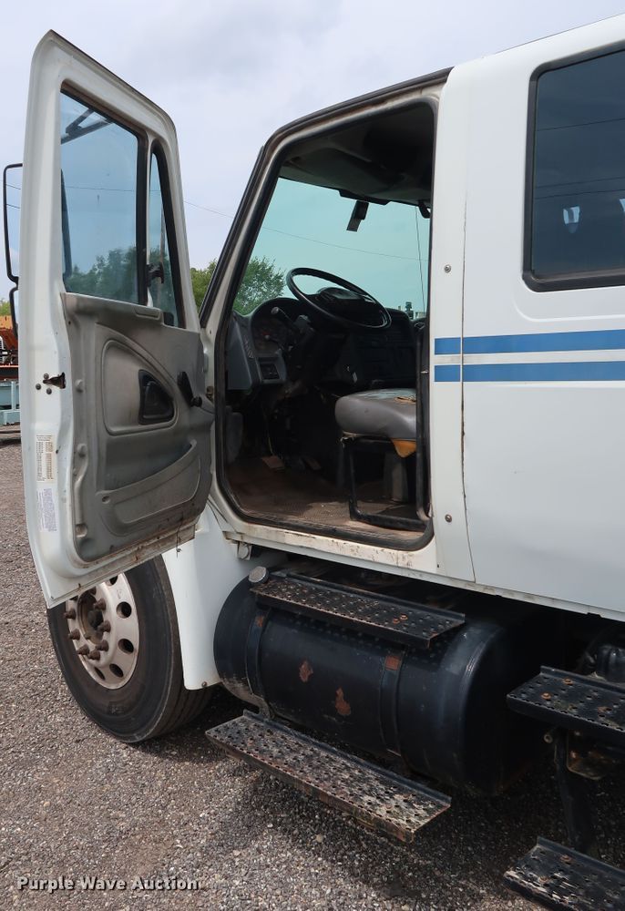 image for item DG4133 2003 International 4400 Crew Cab flatbed truck