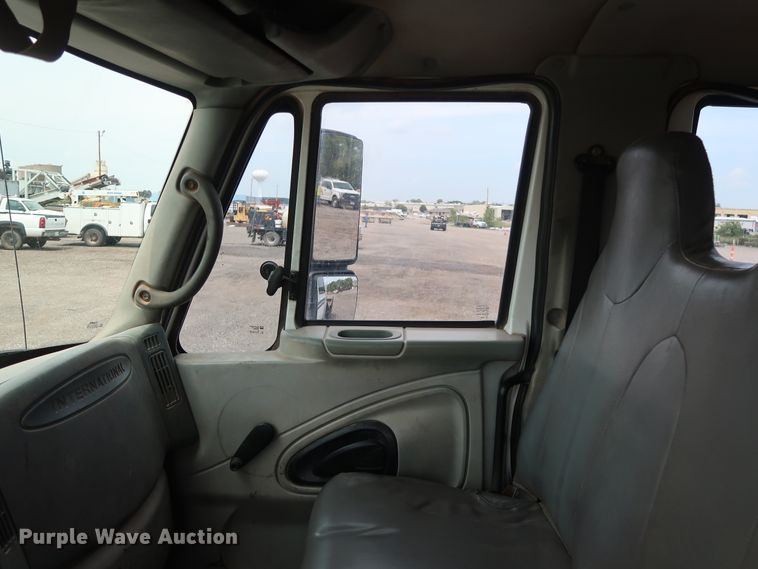 image for item DG4133 2003 International 4400 Crew Cab flatbed truck