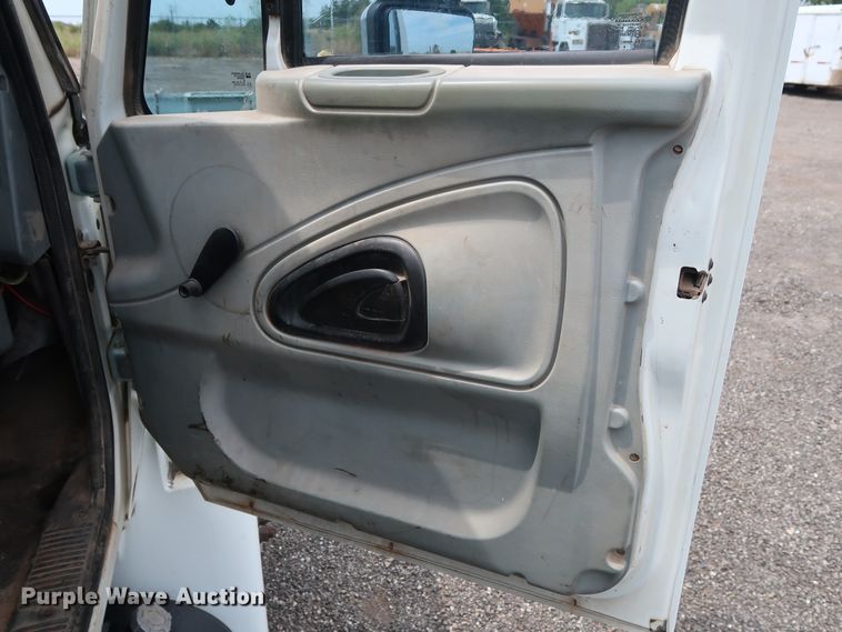 image for item DG4133 2003 International 4400 Crew Cab flatbed truck