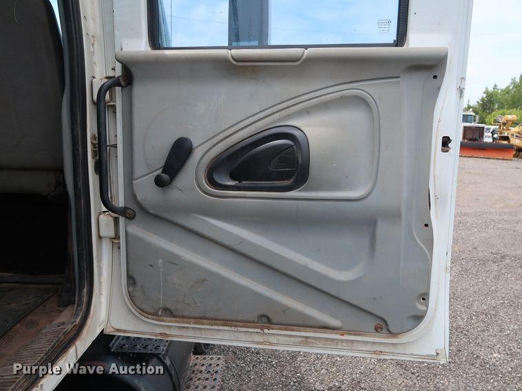 image for item DG4133 2003 International 4400 Crew Cab flatbed truck