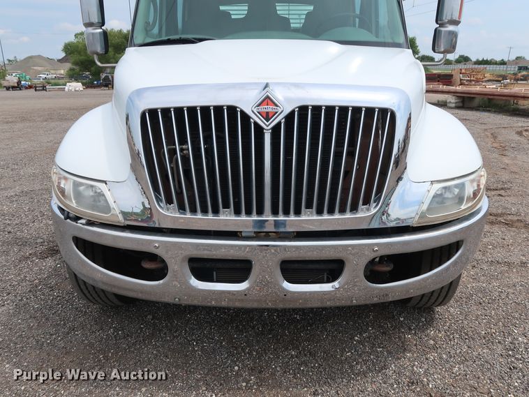 image for item DG4133 2003 International 4400 Crew Cab flatbed truck